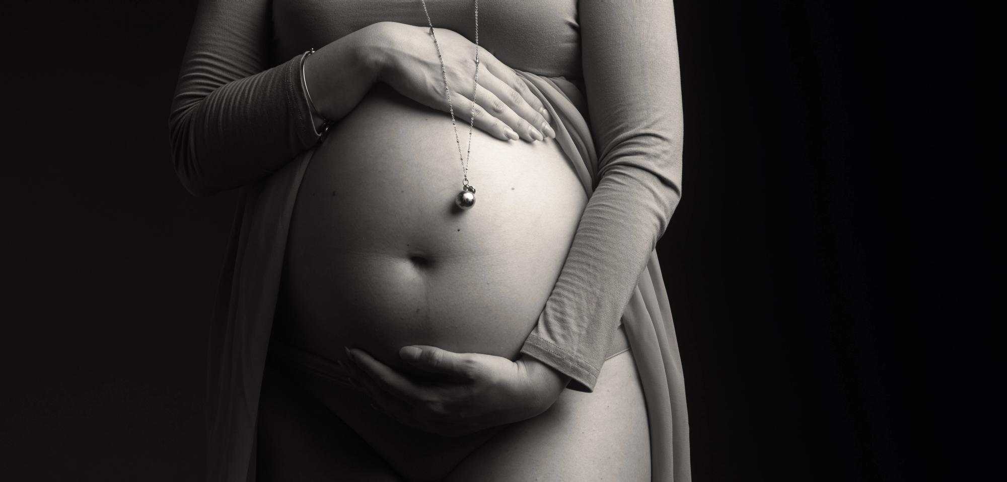 Una splendida futura mamma nella sua sessione fotografica Maternity che mette in evidenza la bellezza della gravidanza.